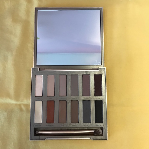 Urban Decay Ultimate Basics eyeshadow palette - Picture 2 of 3